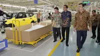 Presiden Jokowi melihat langsung proses produksi mobil di pabrik baru Mitsubishi. (Rio/Liputan6.com)