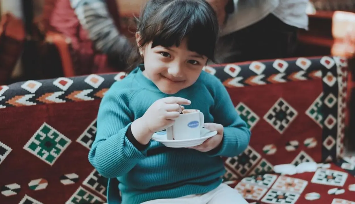 Gaya dari kakak Arsyana Akbar memang sangat menggemaskan. Seperti momen Arsy memegang gelas saat traveling di Izmir Turki layaknya orang dewasa. Arsy begitu lucu kalau sudah berekspresi di depan kamera. (Liputan6.com/IG/@azriel_hermansyah)