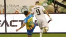 Pada menit ke-36 Karim Bnezema dijatuhkan bek Valencia, Eray Comert di dalam kotak penalti. Wasit pun tanpa ragu memberikan hadiah penalti kepada Real Madrid sekaligus mengganjar Eray Comert dengan kartu kuning. (AFP/Giuseppe Cacace)