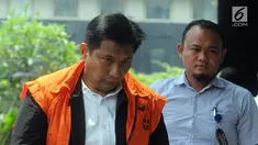 Anggota DPR Fraksi Golkar Bowo Sidik Pangarso (kiri) menundukkan kepala saat tiba di Gedung KPK, Jakarta, Kamis (4/4). Bowo kembali menjalani pemeriksaan oleh penyidik KPK. (merdeka.com/Dwi Narwoko)
