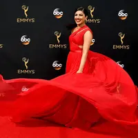 Tom Hiddleston terlihat akrab dengan Priyanka Chopra di Emmy Awards 2016. (AFP/Bintang.com)