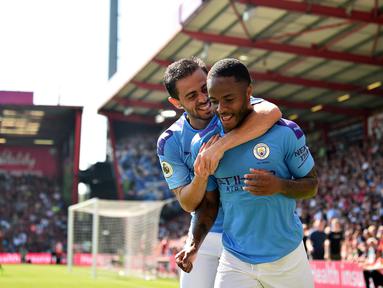 Pemain Manchester City, Raheem Sterling dan Bernardo Silva merayakan gol ke gawang Bournemouth pada laga Premier League 2019 di Stadion Vitality, Minggu (25/8). Manchester City menang 3-1 atas Bournemouth. (AFP/Glyn Kirk)