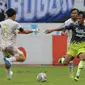 Pemain Persib Bandung, Robi Darwis (kanan), berebut  bola dengan pemain Dewa United, Rangga Muslim Perkasa, dalam pertandingan pekan ke-31 BRI Liga 1 2022/2023 melawan Dewa United yang berlangsung di stadion Pakansari, Cibinong, Senin (20/3/2023). (Bola.com/Ikhwan Yanuar)