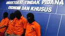 Empat tersangka jaringan uang palsu dihadirkan dalam konferensi pers, Jakarta Rabu (18/4). Petugas mengamankan barang bukti berupa enam lak uang palsu pecahan Rp100ribu, sebuah motor, dan peralatan pembuat uang palsu. (Liputan6.com/Immanuel Antonius)