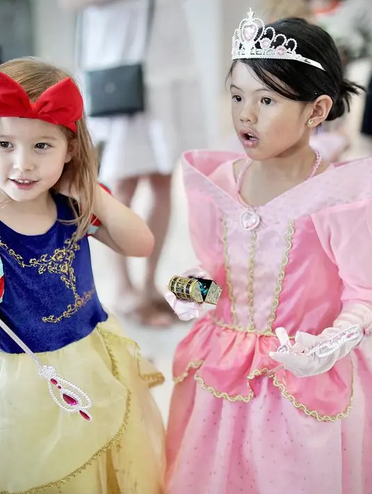 Sementara itu Putrinya, Amaira mengenakan kostum princess Disney dengan gaun sleeping beauty warna pink. Lengkap dengan gloves panjangnya.  [@farahquinnofficial]