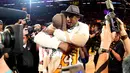 Kobe Bryant telah mempersembahkan permainan terakhirnya saat berlaga di musim akhir LA Lakers. Tentunya para sahabat tak lupa memeluk dan memberikan semangat untuk Kobe Bryant yang pensiun pada tahun ini. (AFP/Bintang.com)