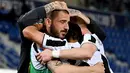 Bek Juventus, Leonardo Bonucci, berpelukan dengan rekannya usai berhasil menaklukkan Bologna pada laga Liga Italia di Stadion Renato-Dall'Ara, Minggu (23/5/2021). Juventus menang dengan skor 4-1. (AFP/Andreas Solaro)