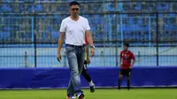 Iwan Budianto saat mendampingi latihan Arema di Stadion Kanjuruhan, Selasa (24/4/2018). (Bola.com/Iwan Setiawan)