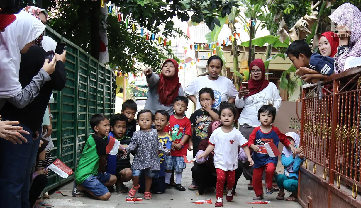 Anak Ayu Ting Ting, Bilqis Khumaira Rozak berlari membawa bendera saat mengikuti lomba memindahkan bendera di kawasan Depok, Jawa Barat, Kamis (17/8). Lomba tersebut digelar untuk menyambut HUT ke-72 Kemerdekaan RI. (Liputan6.com/Herman Zakharia)