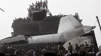  Pesawat Hercules C-130 dengan nomor A-1310 jatuh di Medan, Selasa (30/6/2015). Sejumlah warga berkerumun menyaksikan proses evakuasi  Pesawat Hercules C-130  milik TNI AU dengan nomor A-1310. (Reuters/Roni Bintang)