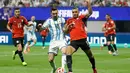 Pemain Argentina Lionel Messi berebut bola dengan pemain Mesir Ramy Rabia selama pertandingan sepak bola babak 16 besar Piala Dunia antara Argentina dan Mesir di Atlanta, Selasa, 7 Juli 2026. (AP Photo/Erik S. Lesser)