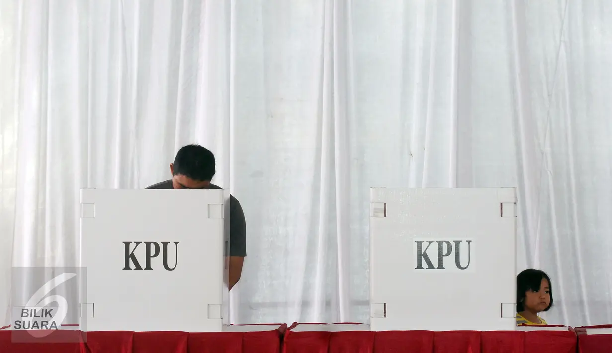 Warga menggunakan hak pilihnya pada Pilkada DKI Jakarta putaran 2 di TPS 027 Kebagusan, Jakarta, Rabu (19/4). (Liputan6.com/Helmi Fithriansyah)