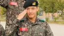 Kang Ha Neul bertugas sebagai polisi militer di Markas Besar Tentara Republik Korea di Gyeryong. Ia terlihat begitu tampan saat memakai seragam militer. (Foto: hellokpop.com)