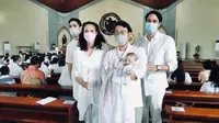 Pembaptisan anak Nadine Chandrawinata - Dimas Anggara. (Instagram/ https://www.instagram.com/nadinelist/)