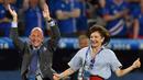 Ibu Negara Islandia, Dorrit Moussaieff (kanan) melompat kegirangan saat timnya menang atas Inggris  pada babak 16 besar Piala Eropa 2016 di Stade de Nice, Nice, Prancis, Selasa (28/6/2016) dini hari WIB. Islandia menang 2-1. (EPA/Peter Powell)