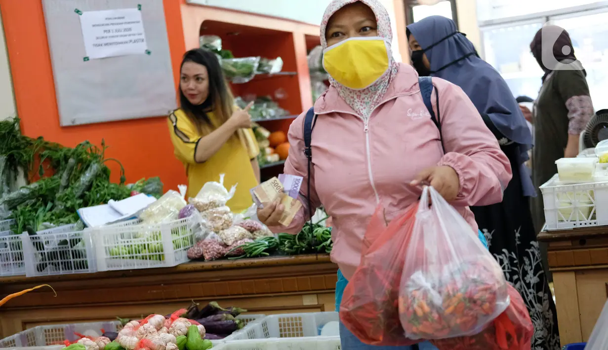 Aktivitas jual beli di Pasar Mitra Tani, Jakarta, Selasa (30/6/2020). Pasar Mitra Tani akan melarang penggunaan kantong plastik sekali pakai untuk seluruh vendor dan konsumen pasar mulai Rabu, 1 Juli 2020. (Liputan6.com/Angga Yuniar)