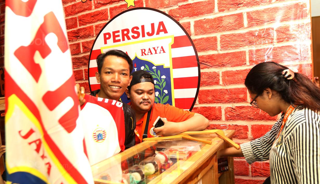 Transaksi jersey The Jakmania di Crazy Orange  salad Saturday gerai The Jakmania Store di Percetakan Negara, Selasa (12/9/2017). Persija dan The Jakmania resmi meluncurkan 43 store di Jabodetabek. (Bola.com/Nicklas Hanoatubun)
