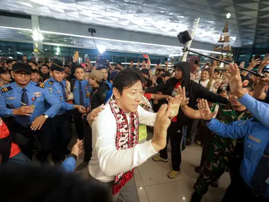 Mantan pelatih Timnas Indonesia, Shin Tae-yong melambaikan tangan kepada para suporter saat kembali ke negaranya melalui terminal 3 Bandara Soekarno-Hatta, Tangerang, Banten, Minggu (26/01/2025). (Bola.com/Bagaskara Lazuardi)