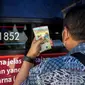 Warga menukarkan uang rupiah kertas baru emisi 2022 di Pasar Senen, Jakarta, Selasa (23/8/2022). Bank Indonesia (BI) baru saja meluncurkan uang rupiah kertas baru emisi 2022 bersamaan dengan momen HUT ke-77 RI. (Liputan6.com/Faizal Fanani)