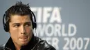 Gaya rambut keren Cristiano Ronaldo saat jumpa pers FIFA World Player tahun 2007 di Zurich. (AFP/Fabrice Coffrini)