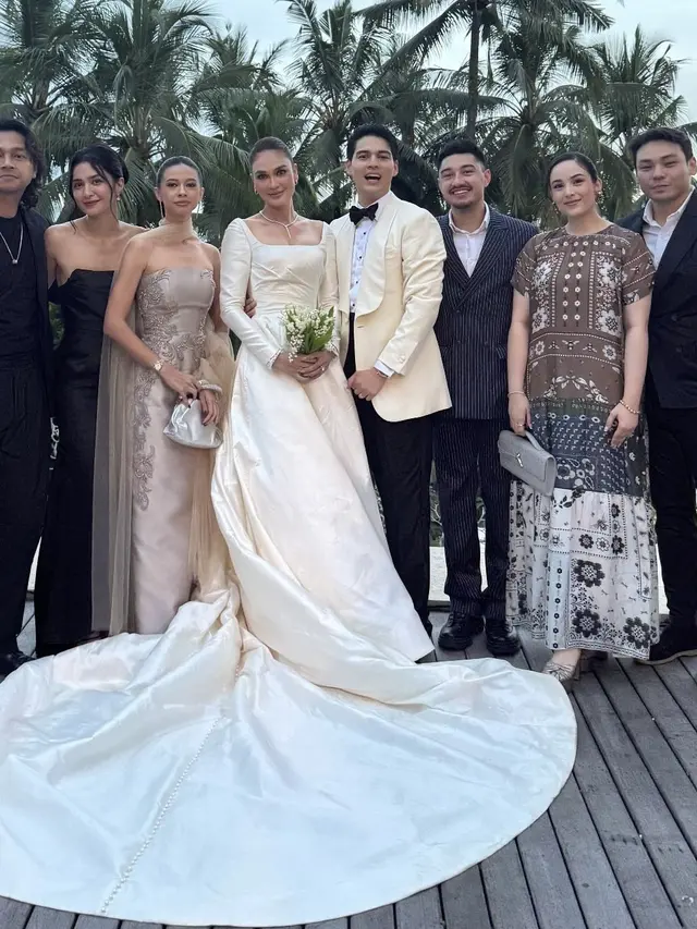 Tampilan Selebriti Kenakan Dress Elegan di Resepsi Hari ke-2 Pernikahan Luna Maya dan Maxime Bouttier.