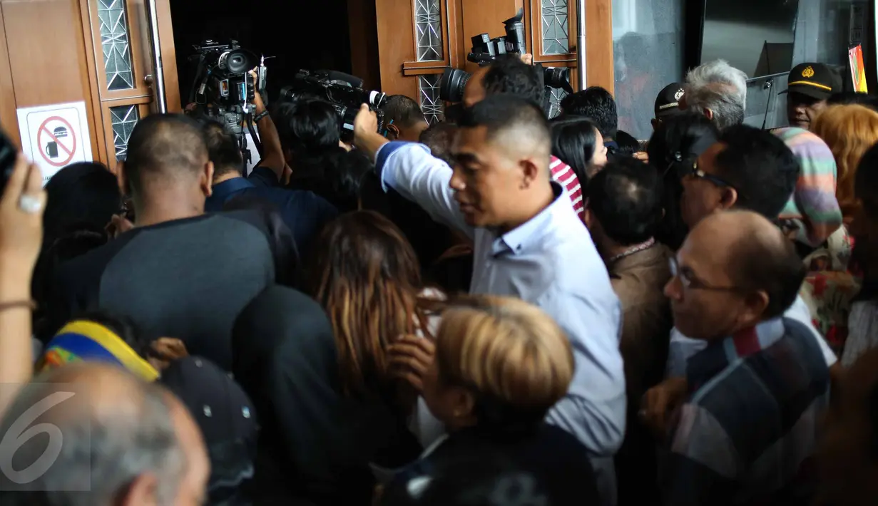 Sejumlah pengunjung berebut masuk pintu ruang sidang Koesoemah Atmadja di Pengadilan Negeri Jakarta Pusat, Kamis (27/10). Para pengunjung itu hendak menyaksikan sidang Jessica Kumala Wongso dengan agenda pembacaan vonis. (Liputan6.com/Faizal Fanani)
