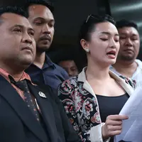 Zaskia Gotik menyebut hari kemerdekaan Indonesia jatuh pada tanggal 32 Agustus dan menulis lambang negara pada sila kelima yaitu Bebek Nungging. (Nurwahyunan/Bintang.com)