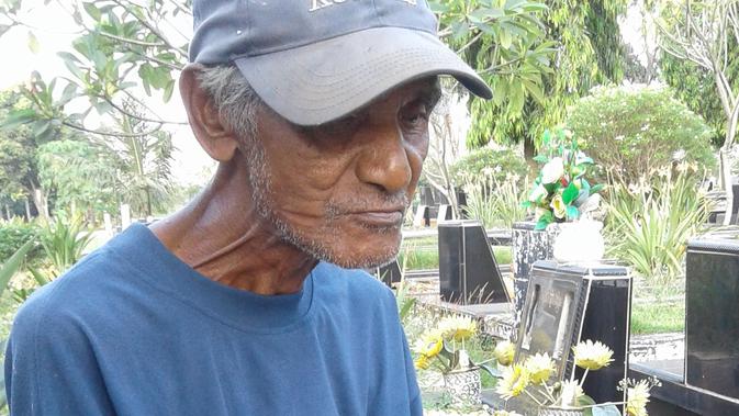 Opa Opong bekerja selama 13 tahun sebagai penjaga makam (Foto:Liputan6/Maria)