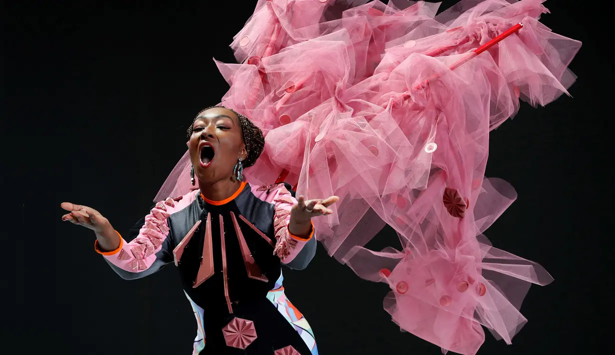 Aktris Prancis, Nadege Beausson-Diagne memperagakan gaun yang terbuat dari cokelat selama Chocolate Fair (Salon du Chocolat) di Paris, Selasa (30/10). Acara tersebut diselenggarakan hingga 4 November 2018 mendatang. (FRANCOIS GUILLOT/AFP)