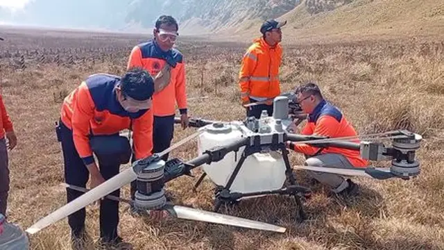 Kebakaran Gunung Bromo Tembus 86 Hektatr, BPBD Jatim Terjunkan Drone Weter  Spray