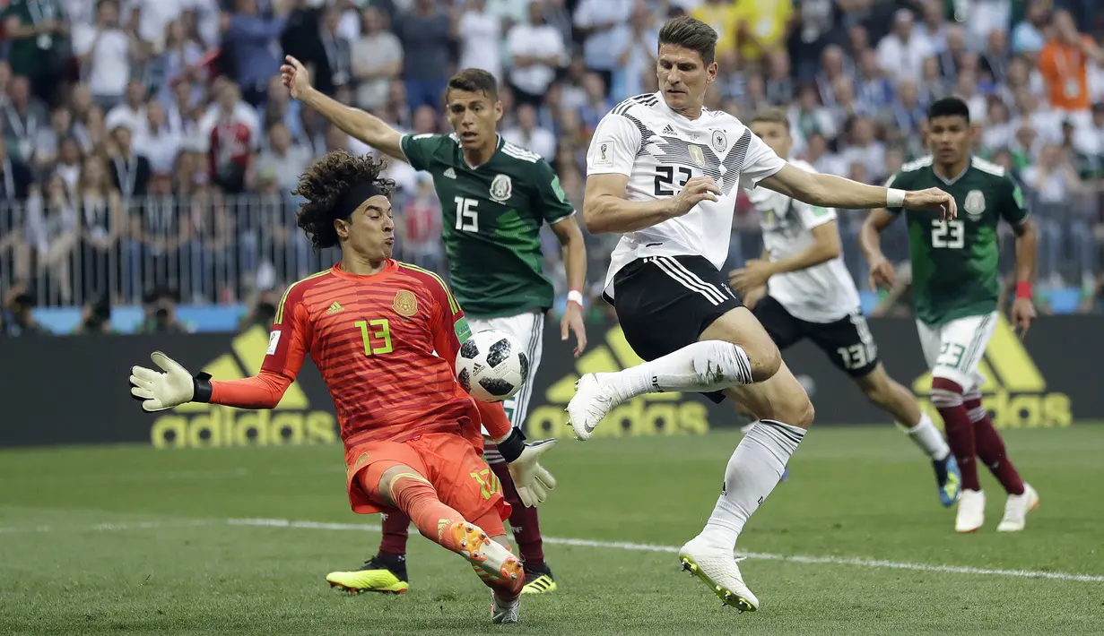 Striker Jerman, Mario Gomez, berusaha membobol gawang Meksiko pada laga Grup F Piala Dunia di Stadion Luzhniki, Moskow, Minggu (17/6/2018). Meksiko menang 1-0 atas Jerman. (AP/Matthias Schrader)