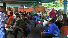 Loket-loket penjualan tiket dan ruang tunggu penumpang-pun nyaris penuh penumpang.