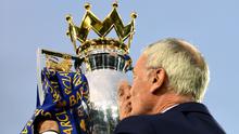 Claudio Ranieri saat mencium trofi Premier League setelah mengantarkan Leicester City juara pada musim 2015-2016. (Daily Mail). 