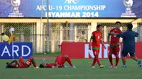 Pelatih Timnas Indonesia U-19, Indra Sjafri (kanan) menyemangati pemainnya usai dikalahkan Australia 0-1 di Stadion Thuwunna Youth Training Center Yangon, Myanmar, (12/10/2014). (ANTARA FOTO/Andika Wahyu)