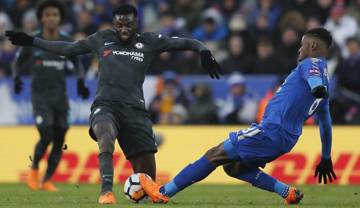 Gelandang Chelsea, Tiemoue Bakayoko, berebut bola dengan pemain Leicester City, Kelechi Iheanacho, pada laga perempat final Piala FA di Stadion King Power, Minggu (18/3/2018). Leicester City takluk 1-2 dari Chelsea. (AP/Frank Augstein)