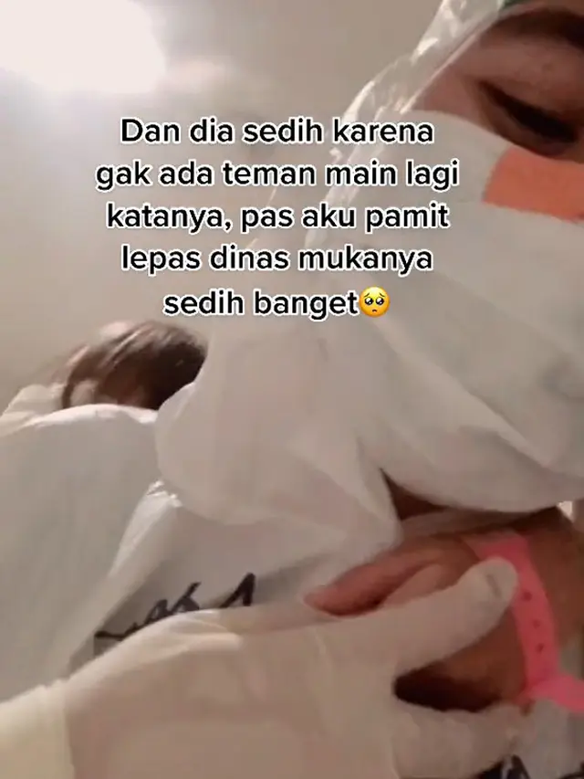 Kedekatan bocah pejuang COVID-19 bersama nakes yang merawatnya.