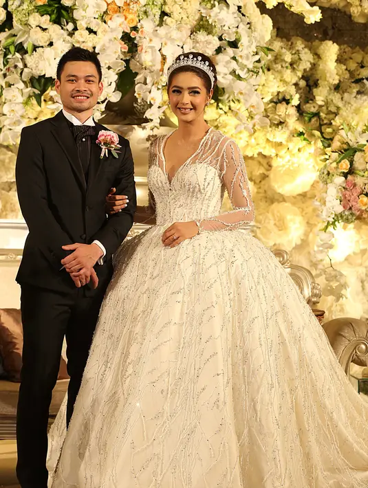 Pesinetron cantik Nabila Syakieb resmi menjadi istri dari Reshwara Argya Radinal. Setelah proses akad nikah pukul pukul 10:35 WIB bertempat di Hotel Ritz Carlton, Mega Kuningan, Jakarta, acara resepsi pernikahan pun digelar. (Fathan Rangkuti/Bintang.com)