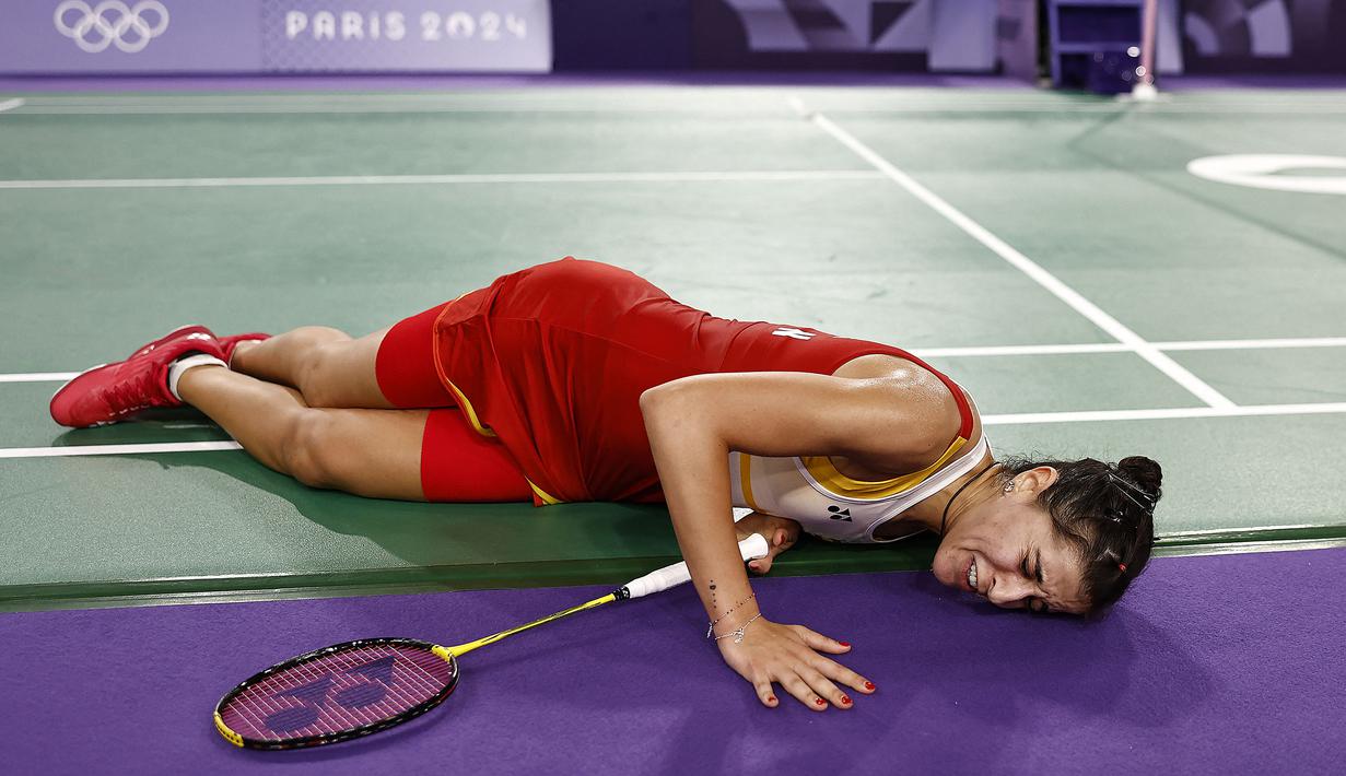 Ekspresi kesakitan pebulu tangkis tunggal putri Spanyol, Carolina Marin saat terkena cedera ketika melawan pebulu tangkis China, He Bing Jiao pada laga semifinal bulu tangkis Olimpiade Paris 2024 di Porte de la Chapelle Arena, Paris, Prancis, Senin (05/08/2024). (AFP/Luis Tato)
