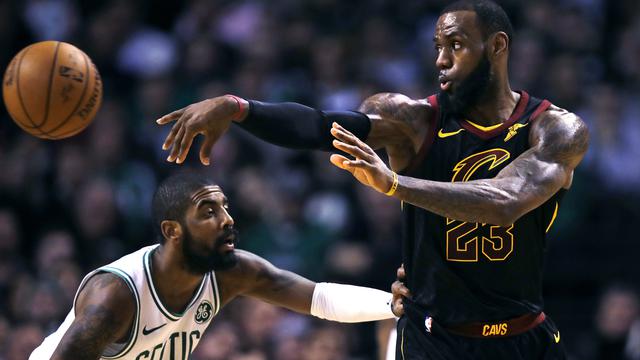 Kyrie Irving berhadapan dengan LeBron James