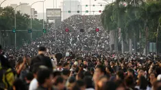 Lautan manusia iringi mobil yang membawa jenazah Raja Thailand Bhumibol Adulyadej ke Grand Palace, Bangkok, Thailand, Jumat (14/10). (REUTERS / Athit Perawongmetha)