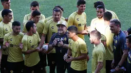 Legenda Argentina, Diego Maradona bersama pemain Dorados de Sinalo saat sesi latihan di Stadion Banorte, Meksiko,(10/9). Diego Maradona resmi menjadi manajer Dorados de Sinalo menggantikan Francisco Gamez yang dipecat. (AP Photo/Marco Ugarte)