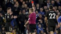 Bek Leicester City, Ben Chilwell, mendapat kartu merah saat pertandingan melawan Chelsea pada laga Premier League di Stadion  Stamford Bridge Sabtu (13/1/2018). Kedua tim bermain imbang 0-0. (AP/Matt Dunham)