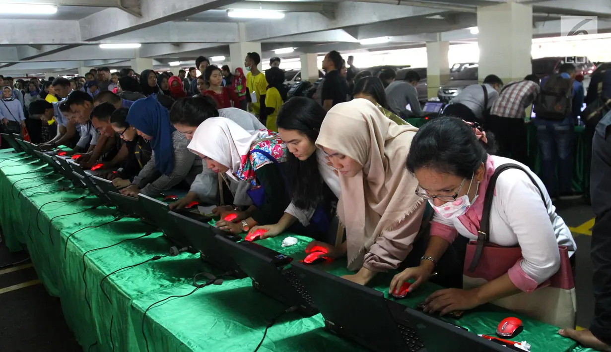 Antrean panjang terjadi saat para pencari kerja akan mengisi informasi diri dalam bursa kerja di Jakarta, Rabu (24/1). (Liputan6.com/Angga Yuniar)