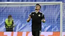 Asyik menyerang, Madrid justru kebobolan terlebih dahulu. Menit ke-25, umpan lambung Cristiano dari sisi kiri dituntaskan sundulan sempurna Yakhshiboev. (AFP/Javier Soriano)