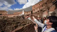 Wisatawan mengambil gambar burung camar saat mengunjungi Colosseum di Roma, Sabtu (7/3/2020). Italia menjadi negara Eropa dengan kasus virus corona (COVID-19) tertinggi sehingga kondisi itu membuat sejumlah destinasi wisata semakin dijauhkan oleh pengunjung. (AP Photo/Andrew Medichini)