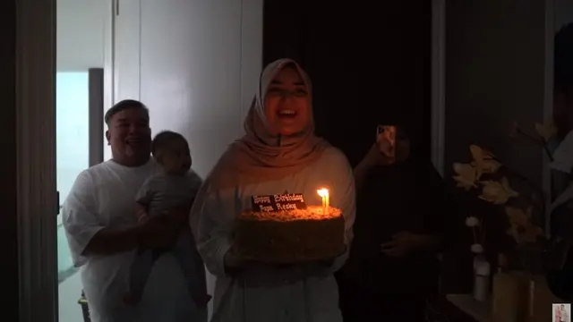 Momen Ulang Tahun Rezky Aditya yang Ke-36, Dapat Kejutan Manis dari Istri. (Sumber: YouTube/Ciky Citra Rezky)