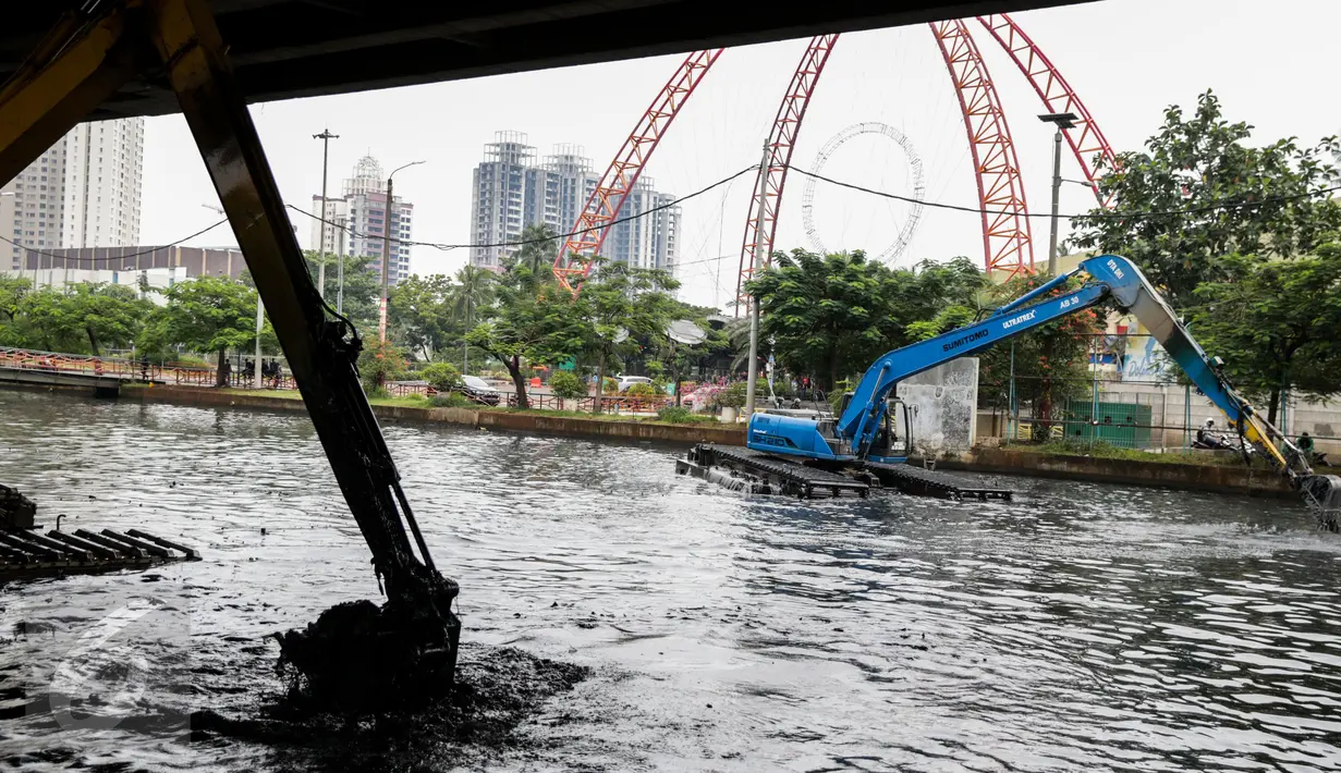 Alat berat mengeruk endapan lumpur di Kali Ancol, Jakarta, Selasa (11/4). Dinas Tata Air DKI Jakarta mengeruk Kali Ancol guna meminimalisir luapan air yang kerap menggenangi Jalan RE Martadinata dan Jalan Lodan Raya. (Liputan6.com/Faizal Fanani)