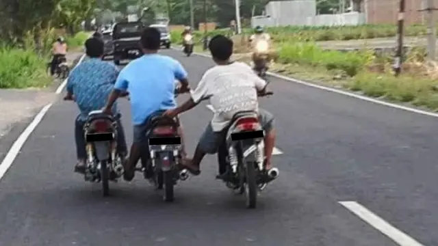 10 Potret Absurd Orang Bantu Dorong Kendaraan Mogok Ini Bikin Geleng Kepala