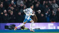 Pemain Brighton & Hove Albion, Kaoru Mitoma, melakukan selebrasi setelah mencetak gol ke gawang Chelsea pada laga pekan ke-25 Premier League di American Express Stadium, Sabtu (15/2/2025). (AP Photo/Dave Shopland)