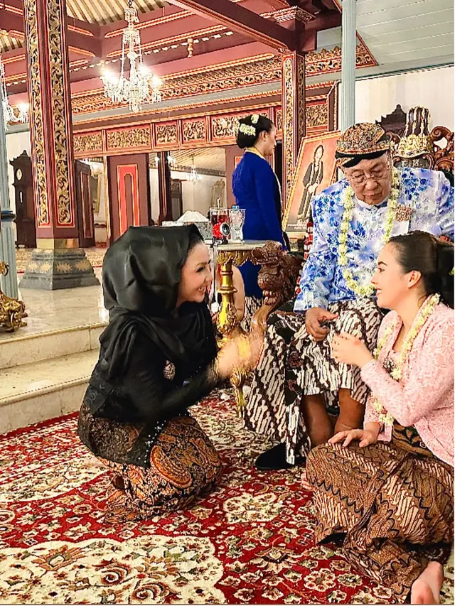 5 Potret Roro Fitria Kenang Sowan Pakubuwono XIII, Sampaikan Belasungkawa
